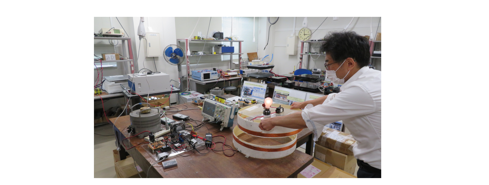 ワイヤレス発電のようす（実験室にて）